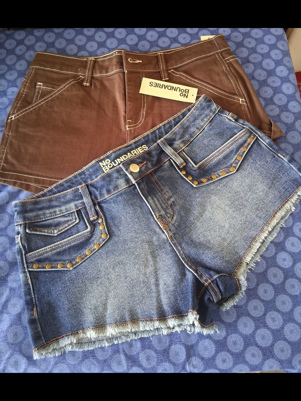 No Boundaries Women's Blue Denim Stud-Trim Frayed Hem Shorts